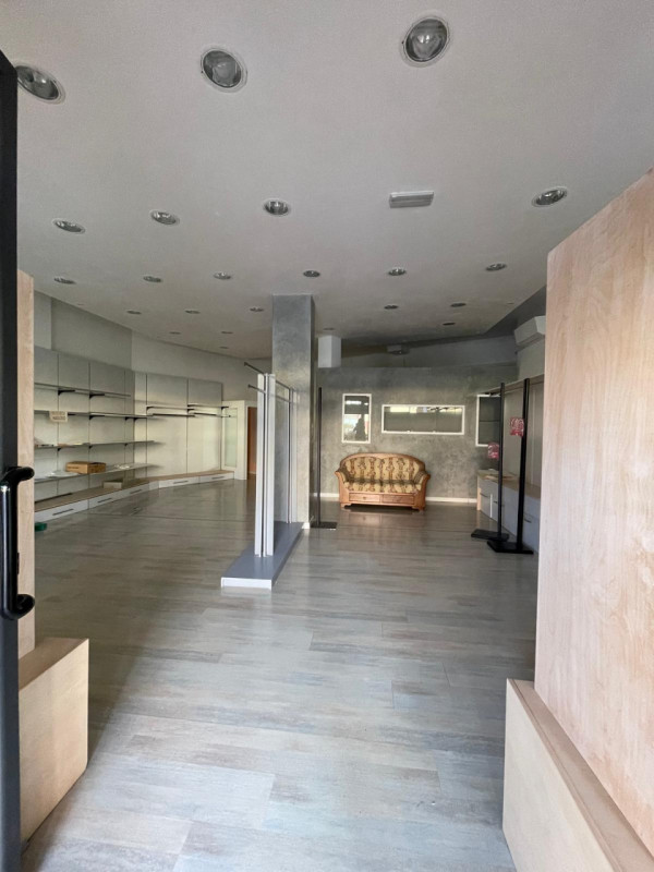 in zona centralissima e di passaggio, proponiamo in vendita negozio di 75 mq con ampie vetrine e ...