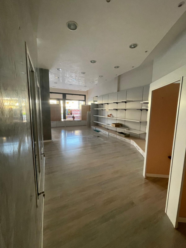 in zona centralissima e di passaggio, proponiamo in vendita negozio di 75 mq con ampie vetrine e ...
