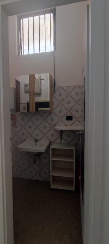 in zona centralissima e di passaggio, proponiamo in vendita negozio di 75 mq con ampie vetrine e ...