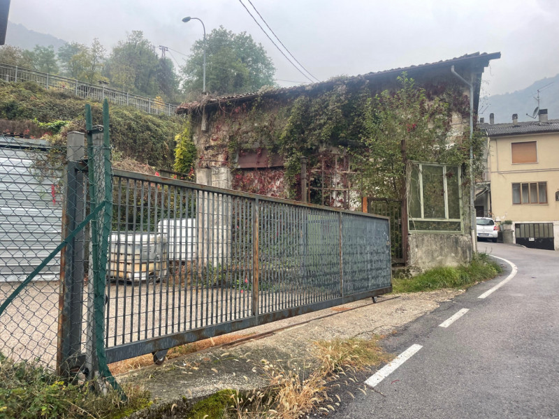 Proponiamo in vendita un ampio laboratorio di ben 316 mq. su due livelli, ideale per attività art...