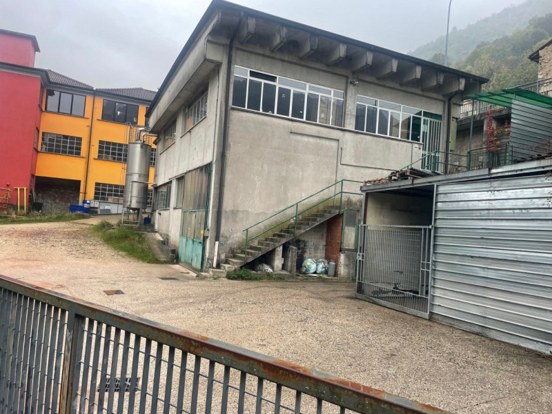 Proponiamo in vendita un ampio laboratorio di ben 316 mq. su due livelli, ideale per attività art...