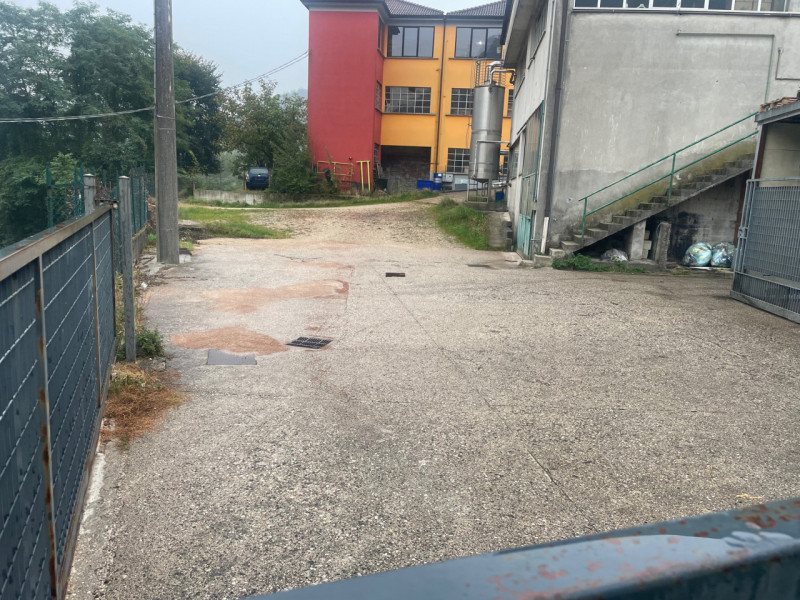 Proponiamo in vendita un ampio laboratorio di ben 316 mq. su due livelli, ideale per attività art...