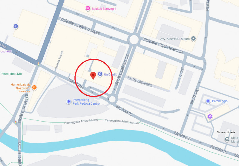 Zona Scrovegni, su Via Trieste di fronte all'autosilos. Garage singolo di circa 15 mq. al piano i...