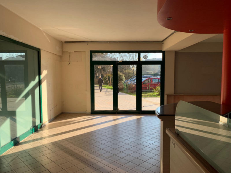 GUIZZA: Classe Energetica in fase di definizione.
Trattasi di negozio ubicato in quartiere preval...