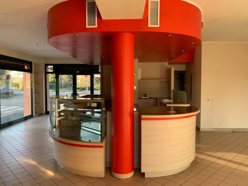 GUIZZA: Classe Energetica in fase di definizione.
Trattasi di negozio ubicato in quartiere preval...