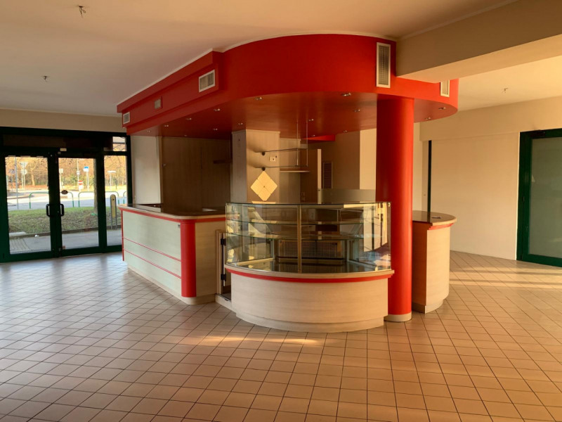 GUIZZA: Classe Energetica in fase di definizione.
Trattasi di negozio ubicato in quartiere preval...