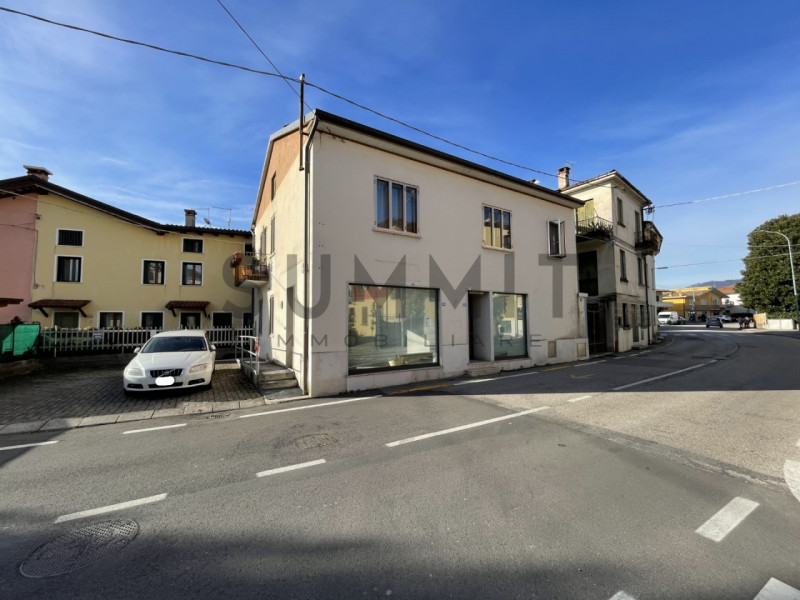 SCHIO - Giavenale: Negozio con ampie vetrine su strada di forte passaggio veicolare. Cl. En. G IP...