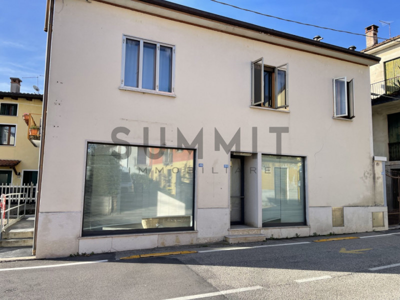 SCHIO - Giavenale: Negozio con ampie vetrine su strada di forte passaggio veicolare. Cl. En. G IP...