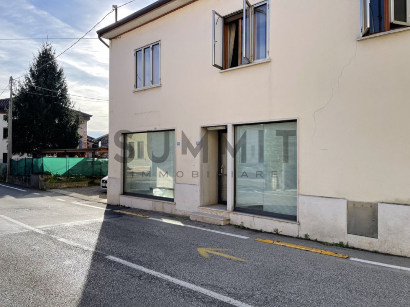 SCHIO - Giavenale: Negozio con ampie vetrine su strada di forte passaggio veicolare. Cl. En. G IP...