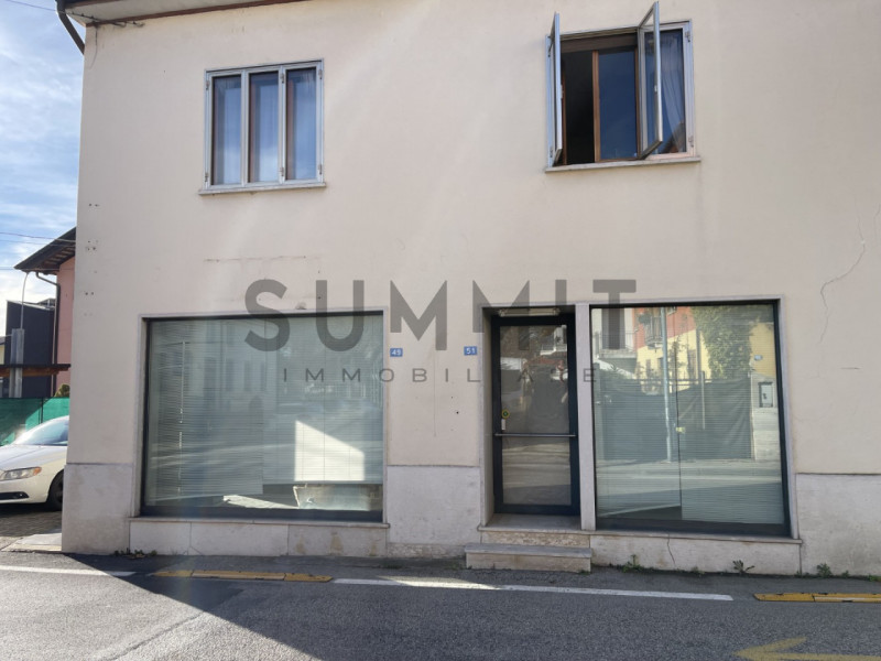 SCHIO - Giavenale: Negozio con ampie vetrine su strada di forte passaggio veicolare. Cl. En. G IP...