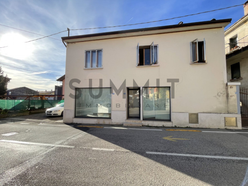 SCHIO - Giavenale: Negozio con ampie vetrine su strada di forte passaggio veicolare. Cl. En. G IP...