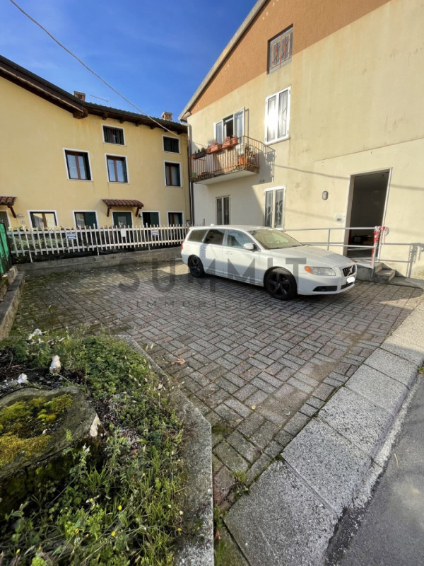 SCHIO - Giavenale: Negozio con ampie vetrine su strada di forte passaggio veicolare. Cl. En. G IP...