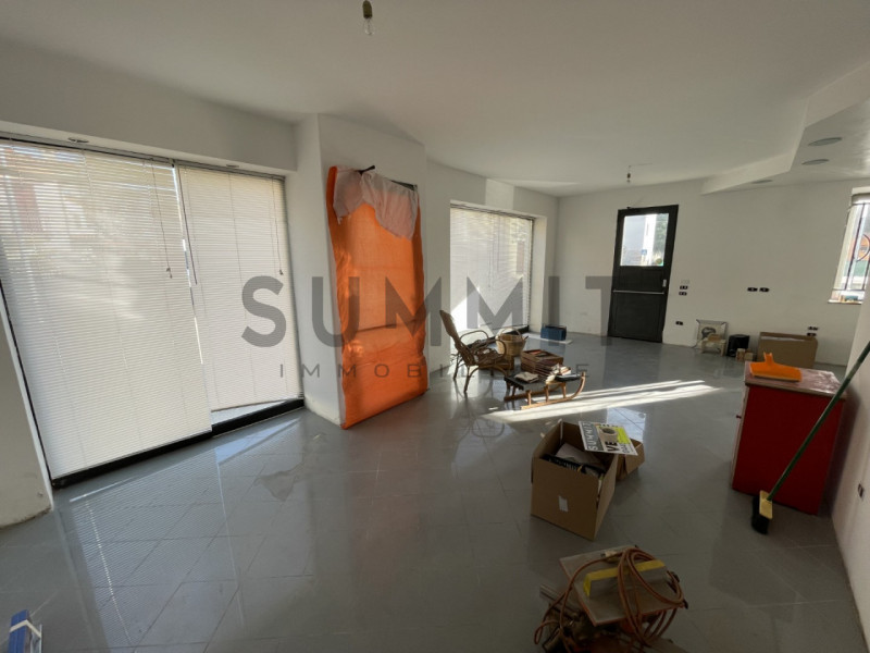 SCHIO - Giavenale: Negozio con ampie vetrine su strada di forte passaggio veicolare. Cl. En. G IP...