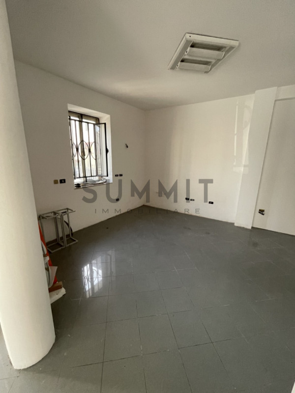 SCHIO - Giavenale: Negozio con ampie vetrine su strada di forte passaggio veicolare. Cl. En. G IP...