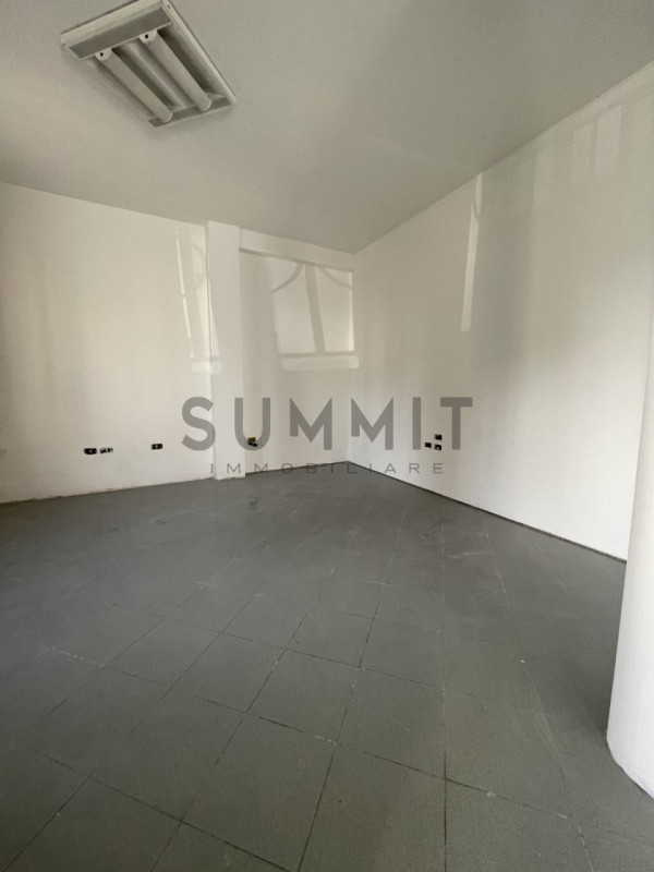 SCHIO - Giavenale: Negozio con ampie vetrine su strada di forte passaggio veicolare. Cl. En. G IP...