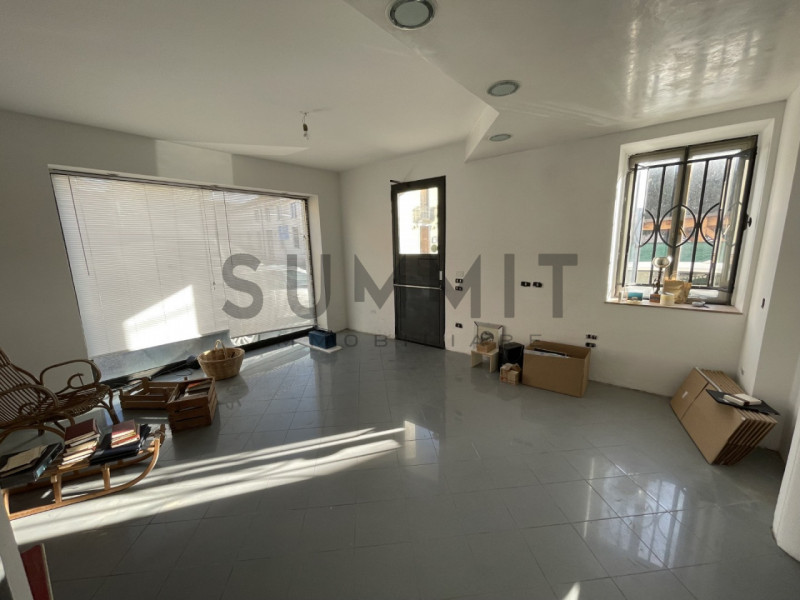 SCHIO - Giavenale: Negozio con ampie vetrine su strada di forte passaggio veicolare. Cl. En. G IP...