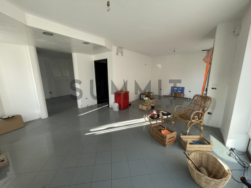 SCHIO - Giavenale: Negozio con ampie vetrine su strada di forte passaggio veicolare. Cl. En. G IP...