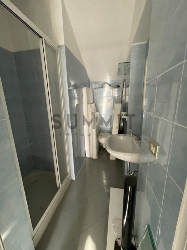 SCHIO - Giavenale: Negozio con ampie vetrine su strada di forte passaggio veicolare. Cl. En. G IP...