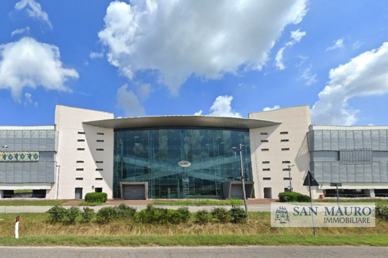 PORDENONE: In posizione strategica nel principale parco commerciale di Pordenone proponiamo in VE...