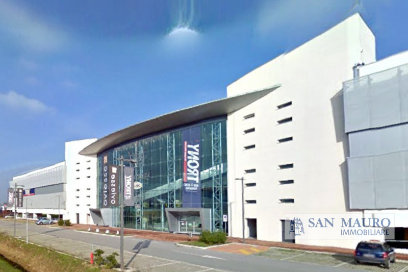 PORDENONE: In posizione strategica nel principale parco commerciale di Pordenone proponiamo in VE...