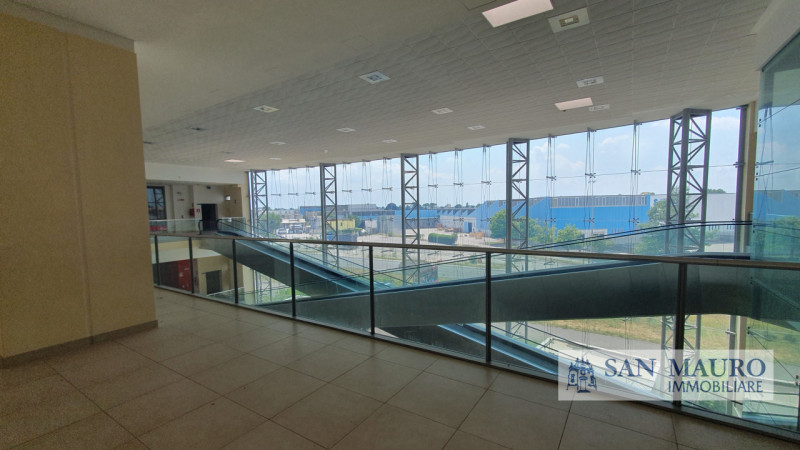 PORDENONE: In posizione strategica nel principale parco commerciale di Pordenone proponiamo in VE...