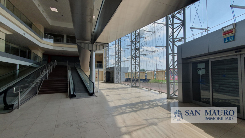 PORDENONE: In posizione strategica nel principale parco commerciale di Pordenone proponiamo in LO...