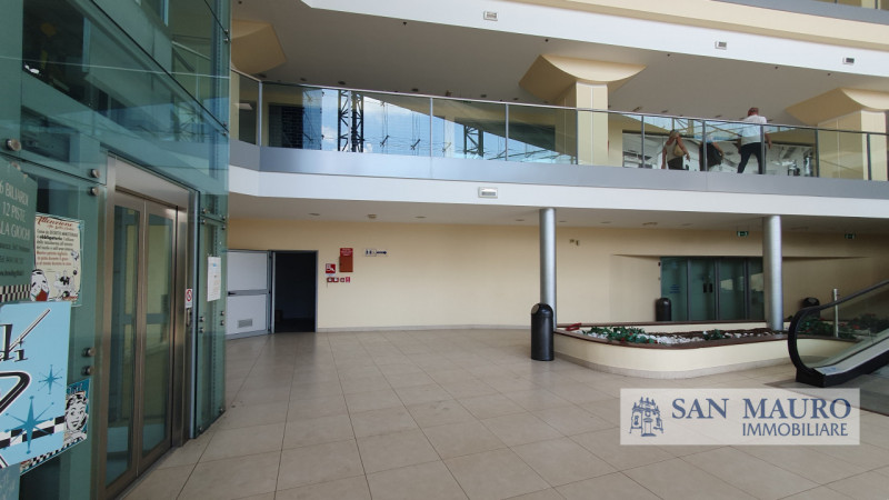 PORDENONE: In posizione strategica nel principale parco commerciale di Pordenone proponiamo in LO...