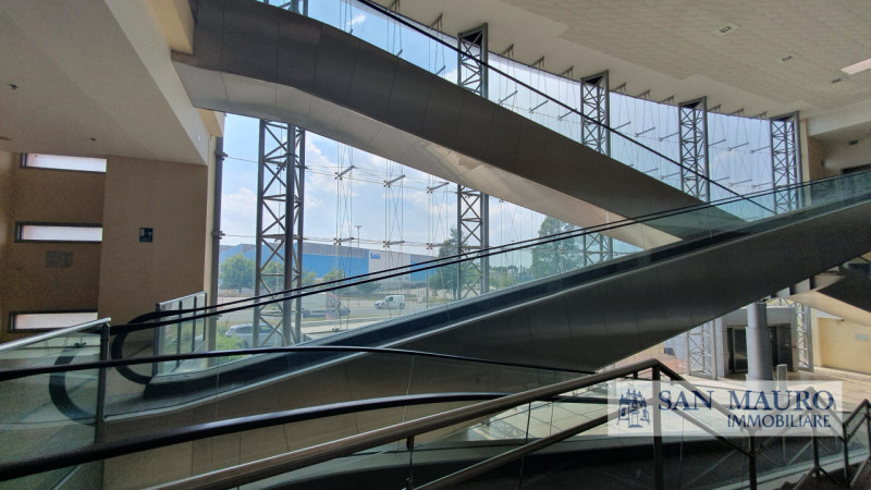 PORDENONE: In posizione strategica nel principale parco commerciale di Pordenone proponiamo in LO...