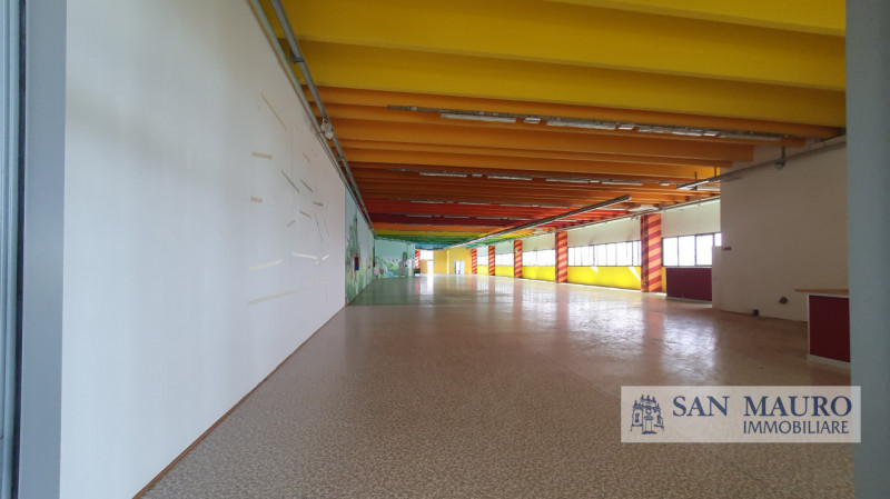 PORDENONE: In posizione strategica nel principale parco commerciale di Pordenone proponiamo in LO...