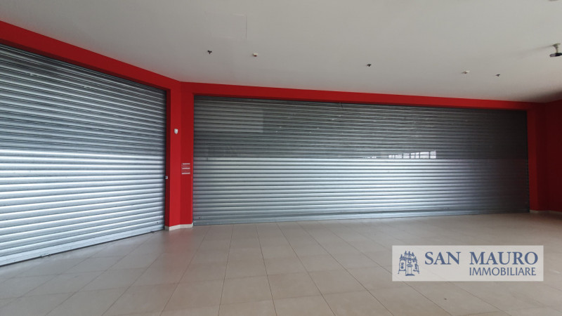 PORDENONE: In posizione strategica nel principale parco commerciale di Pordenone proponiamo in VE...