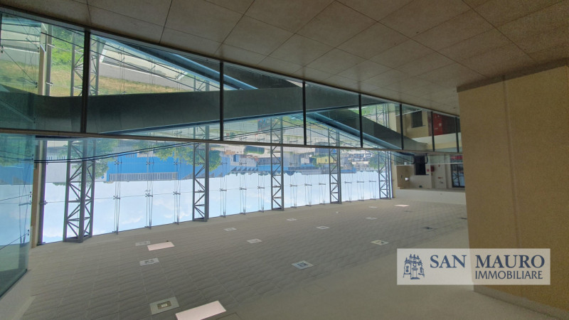 PORDENONE: In posizione strategica nel principale parco commerciale di Pordenone proponiamo in VE...