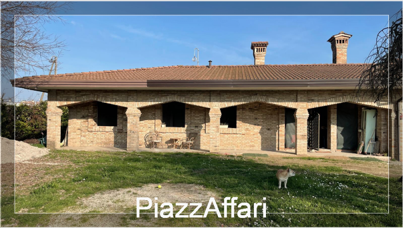 Nelle immediate vicinanze del centro di Campagnola, caratteristica e particolare casa semindipend...