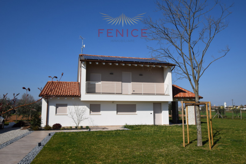 Immersa nella quiete della campagna di Caerano di San Marco, ma strategicamente vicina al centro ...