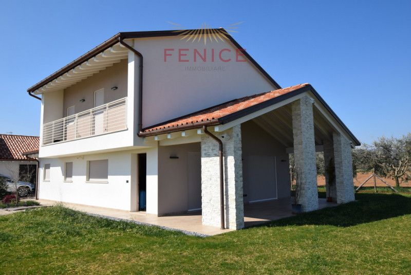 Immersa nella quiete della campagna di Caerano di San Marco, ma strategicamente vicina al centro ...