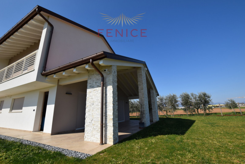 Immersa nella quiete della campagna di Caerano di San Marco, ma strategicamente vicina al centro ...