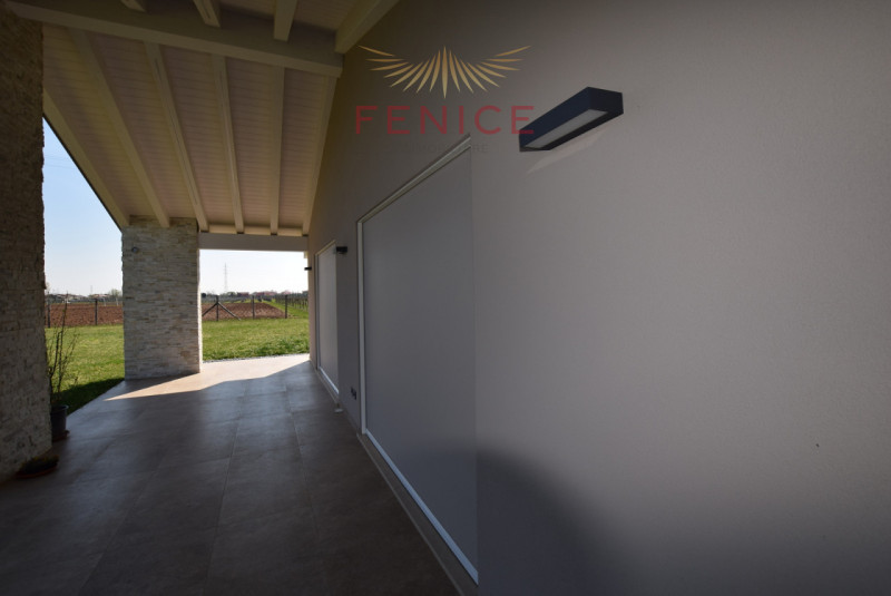 Immersa nella quiete della campagna di Caerano di San Marco, ma strategicamente vicina al centro ...