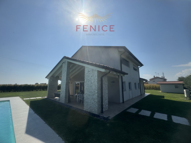 Immersa nella quiete della campagna di Caerano di San Marco, ma strategicamente vicina al centro ...