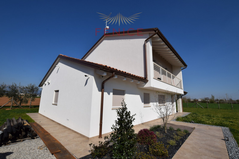 Immersa nella quiete della campagna di Caerano di San Marco, ma strategicamente vicina al centro ...