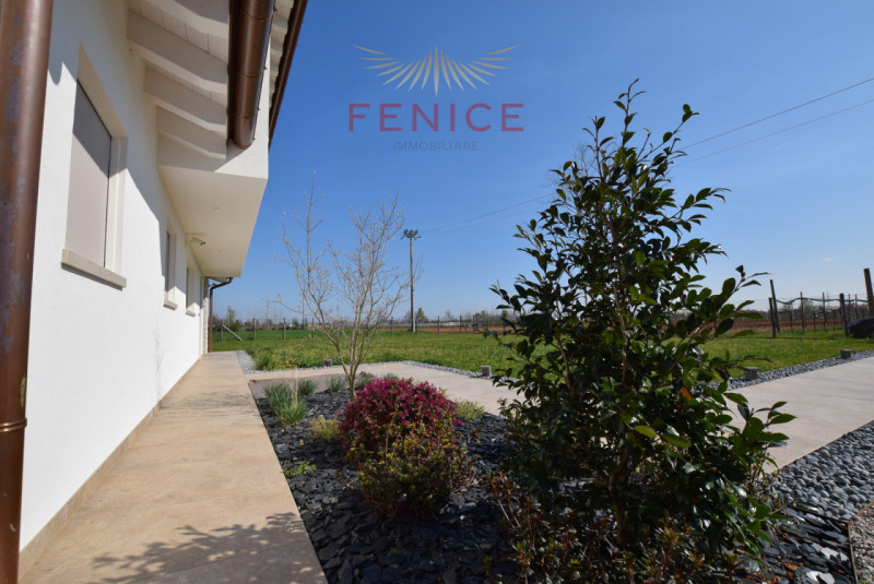 Immersa nella quiete della campagna di Caerano di San Marco, ma strategicamente vicina al centro ...