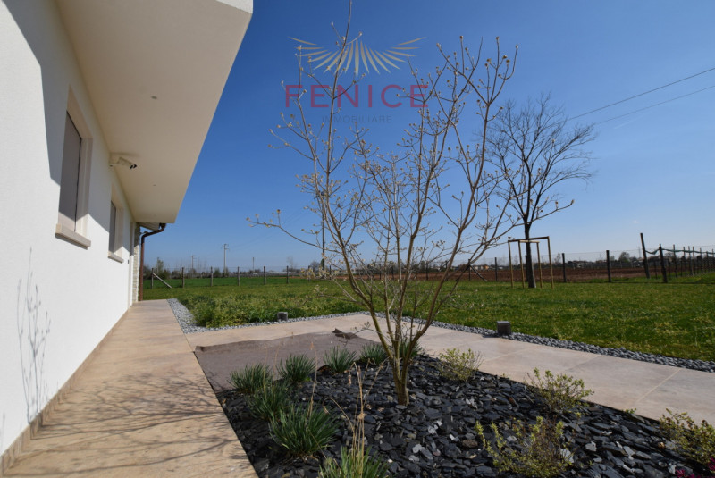 Immersa nella quiete della campagna di Caerano di San Marco, ma strategicamente vicina al centro ...