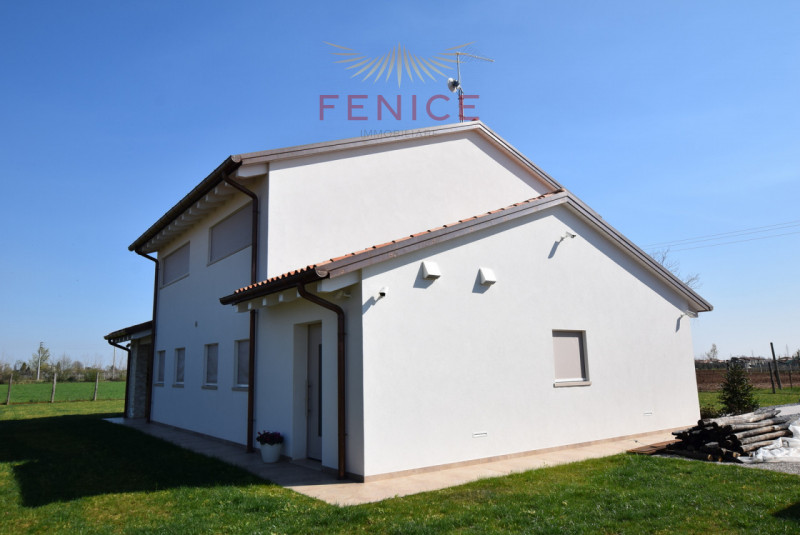 Immersa nella quiete della campagna di Caerano di San Marco, ma strategicamente vicina al centro ...