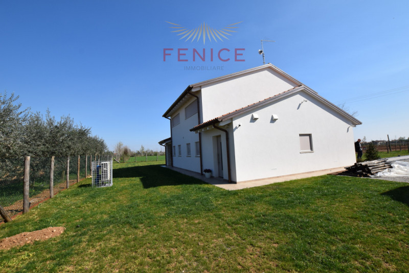 Immersa nella quiete della campagna di Caerano di San Marco, ma strategicamente vicina al centro ...