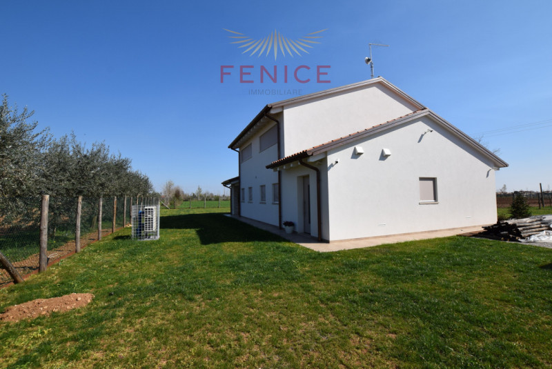 Immersa nella quiete della campagna di Caerano di San Marco, ma strategicamente vicina al centro ...