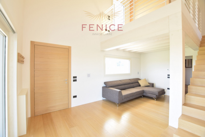 Immersa nella quiete della campagna di Caerano di San Marco, ma strategicamente vicina al centro ...