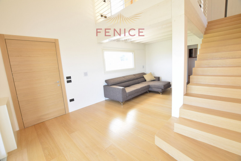 Immersa nella quiete della campagna di Caerano di San Marco, ma strategicamente vicina al centro ...