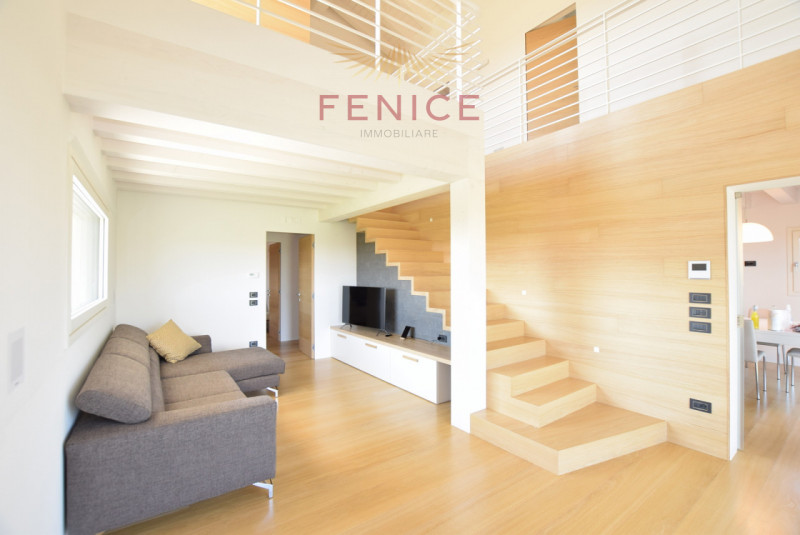 Immersa nella quiete della campagna di Caerano di San Marco, ma strategicamente vicina al centro ...