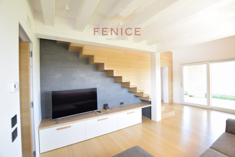 Immersa nella quiete della campagna di Caerano di San Marco, ma strategicamente vicina al centro ...