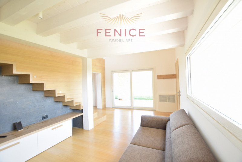 Immersa nella quiete della campagna di Caerano di San Marco, ma strategicamente vicina al centro ...