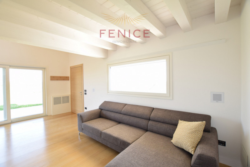 Immersa nella quiete della campagna di Caerano di San Marco, ma strategicamente vicina al centro ...