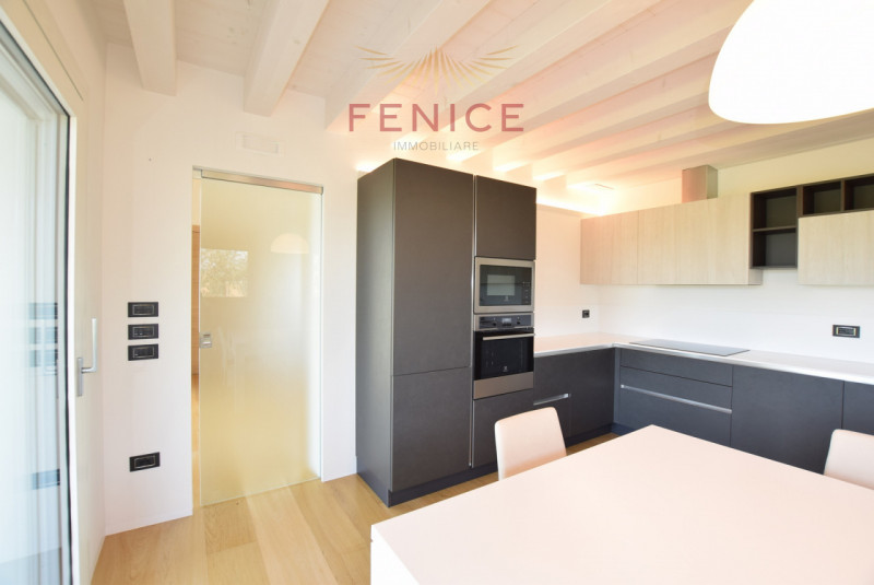 Immersa nella quiete della campagna di Caerano di San Marco, ma strategicamente vicina al centro ...